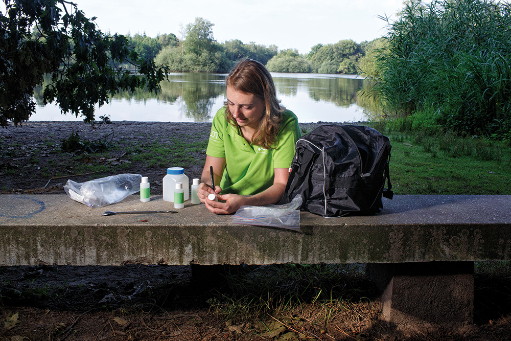 Marta Demarteau tags the samples to take them to the lab Marta Demarteau tags the samples to take them to the lab